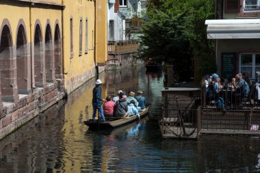 Colmar - Fransa - 21 Nisan 2022 - Venedik Mahallesi 'nde tekne gezisi turizmi