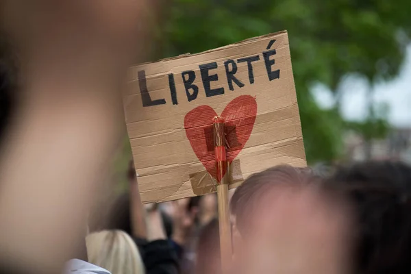 Närbild Människor Protesterar Gatan Med Plakat Franska Liberte Handel Engelska — Stockfoto