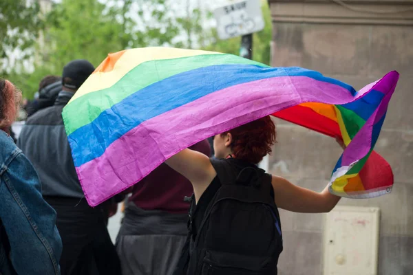 ストラスブール フランス 4月2022 路上で抗議虹の旗を持つレズビアンの女の子のバックビューの肖像画 — ストック写真
