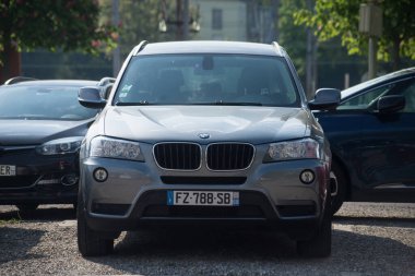 Mulhouse - Fransa - 3 Mayıs 2022 - Gri BMW SUV 'nin önü sokağa park edilmiş