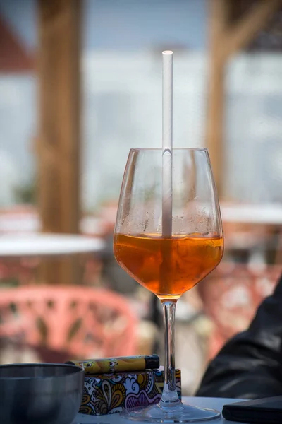 Fechar Copo Álcool Terraço Restaurante Livre — Fotografia de Stock