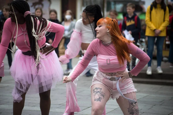 Strasburg Francja Kwietnia 2022 Portret Dziewczynki Rudymi Włosami Tańczącej Grupą — Zdjęcie stockowe