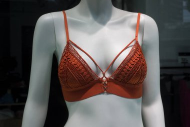 Moda mağazasının vitrininde turuncu sütyene yakın çekim. 