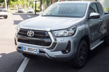 Mulhouse - Fransa - 8 Mayıs 2022 - Toyota Hilux kamyonet caddeye park edilmiş.
