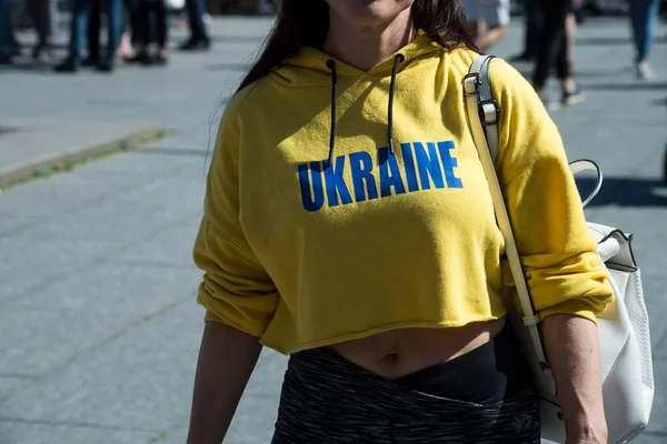 Primer Plano Inscripción Ucraniana Sudadera Amarilla Mujer Joven Calle —  Fotos de Stock