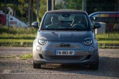 Mulhouse - Fransa - 3 Mayıs 2022 - Gri elektrikli Fiat 500 'ün önü sokağa park edildi