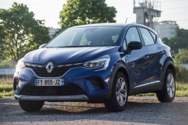 Mulhouse - Fransa - 3 Mayıs 2022 - Caddeye park etmiş mavi Renault Captur 'un ön görüntüsü