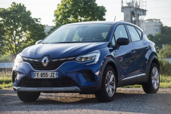 Mulhouse - Fransa - 3 Mayıs 2022 - Caddeye park etmiş mavi Renault Captur 'un ön görüntüsü