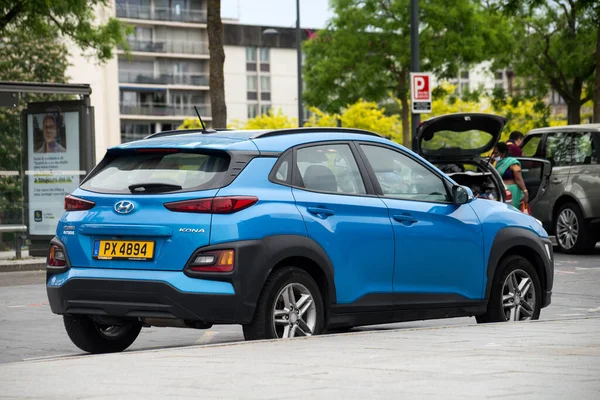 Mulhouse - Fransa - 12 Mayıs 2022 - Hyundai Kona 'nın arka manzarası sokağa park edildi