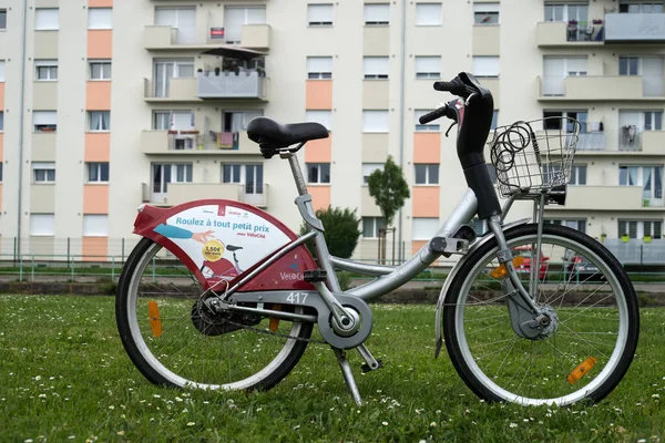 Mulhouse Francja Maja 2022 Widok Profilu Wypożyczalni Rowerów Miejskich Zaparkowanych — Zdjęcie stockowe