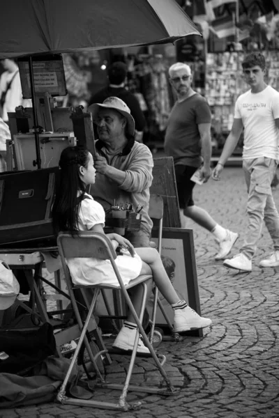 Estrasburgo França Maio 2022 Retrato Turista Asiático Posando Para Pintor — Fotografia de Stock