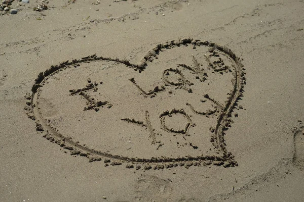 Detailní Záběr Srdce Miluju Když Píšeš Text Písek Pláži — Stock fotografie