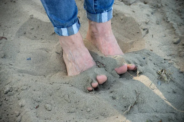 Nahaufnahme Einer Baarfußfrau Strand — Stockfoto