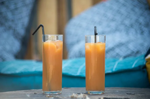 Nahaufnahme Von Zwei Gläsern Cocktail Auf Der Bar Terrasse Freien — Stockfoto