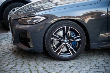 Strasbourg - Fransa - 21 Mayıs 2022 - Gri BMW M5 'in önü sokağa park edildi