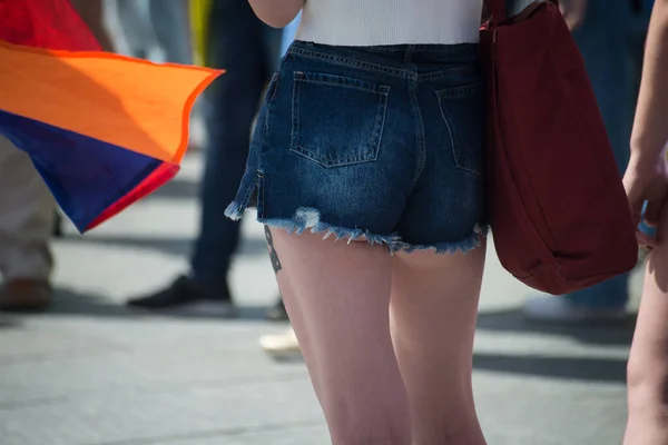 Nahaufnahme Von Mini Jeans Kurz Auf Junge Frau Auf Der — Stockfoto