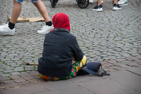 Porträt Auf Der Rückseite Einer Obdachlosen Rumänischen Frau Auf Der — Stockfoto