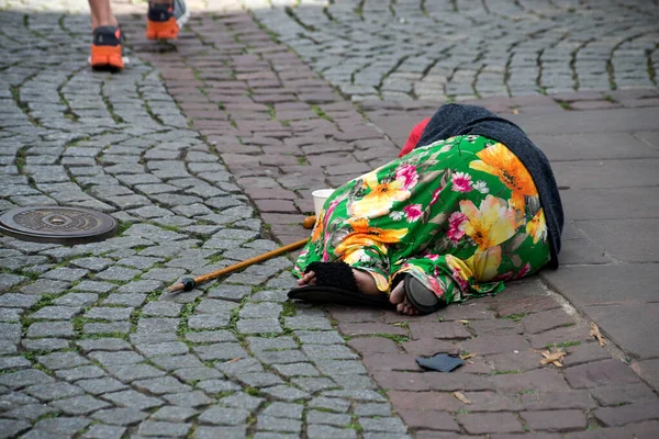 Porträt Auf Der Rückseite Einer Obdachlosen Rumänin Die Auf Der — Stockfoto