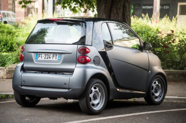 Mulhouse - Fransa - 23 Mayıs 2022 - Sokağa park edilmiş gri akıllı arabanın arka görüntüsü 