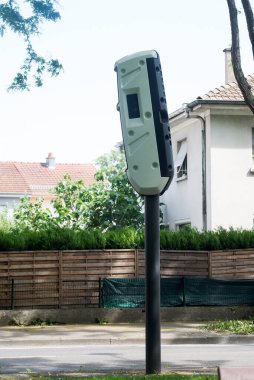 Caddedeki yeni Fransız hız radarının görüntüsü