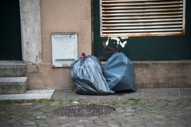 Sokakta yığılmış plastik poşetlere yakın çekim.