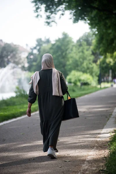 Porträt Auf Der Rückseite Der Verschleierten Muslimin Die Auf Der — Stockfoto