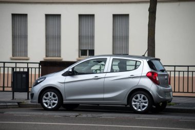 Mulhouse - Fransa - 24 Mayıs 2022 - Gri Opel COrsa 'nın sokağa park ettiği profil görüntüsü 