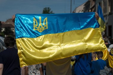 Strasbourg - Fransa - 21 Mayıs 2022 - Ukrayna bayrağıyla savaşı protesto eden insanların arka planda portresi  