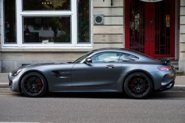 Mulhouse - Fransa - 2 Haziran 2022 - Caddeye park etmiş gri Mercedes V8 biturbo 'nun profil görüntüsü