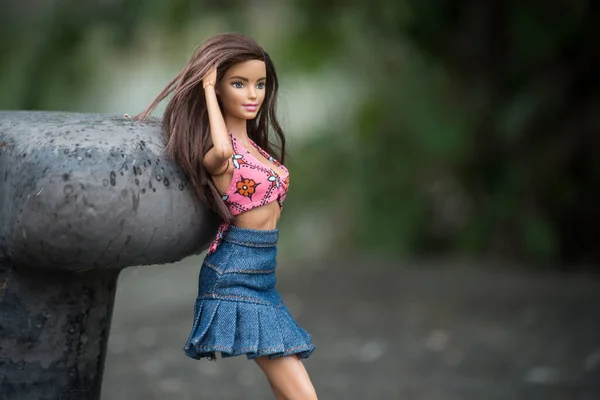 Mulhouse França Junho 2022 Retrato Boneca Barbie Morena Usando Uma — Fotografia de Stock