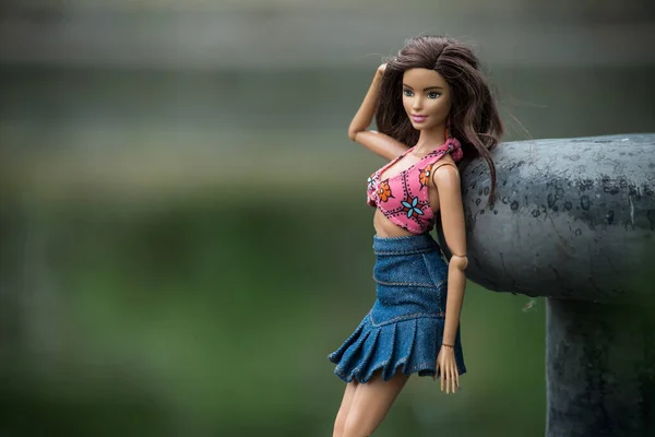 Mulhouse Francie Června 2022 Portrét Brunetky Barbie Panenky Modré Džínové — Stock fotografie