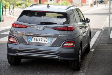 Mulhouse - Fransa - 3 Haziran 2022 - Dikiz aynası og gri Hynudai Kona Koreli ünlü elektrikli araba caddeye park etti.