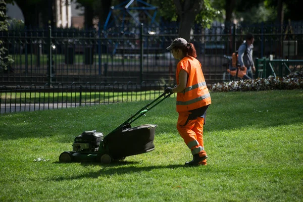 Mulhouse フランス June 2022 芝生の芝刈り機を使用した地方公務員の肖像画 都市公園で芝生を共有する — ストック写真