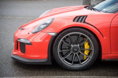 Lutterbach - Fransa - 5 Haziran 2022 - Turuncu Porsche 911 GT3 Rs 'nin ön görüntüsü