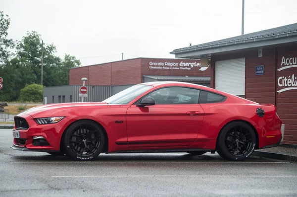 Lutthbach France 2022 Profile View Red Ford Mustang 500Parked Street — 스톡 사진