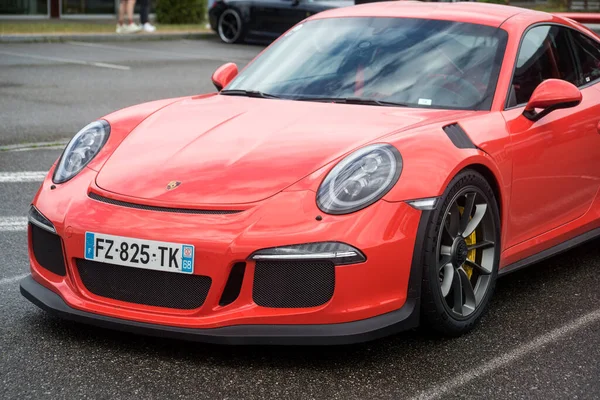 Lutterbach - Fransa - 5 Haziran 2022 - Turuncu Porsche 911 GT3 Rs 'nin ön görüntüsü