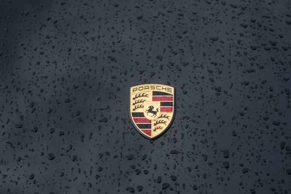 ラッターバッハ フランス 2022年6月5日 雨の日によって街中に駐車黒ポルシェ911ロゴの雨滴の閉鎖 — ストック写真