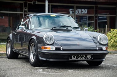 Lutterbach - Fransa - 5 Haziran 2022 - Gri, klasik Porsche 911 'in ön görüntüsü sokağa park edildi