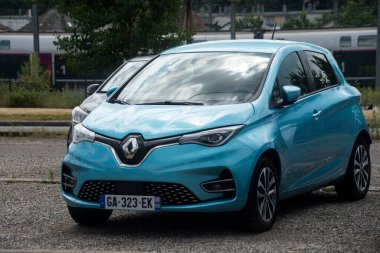 Mulhouse - Fransa - 6 Haziran 2022 - Mavi Renault Zoe elektrikli arabasının önü sokağa park edilmiş