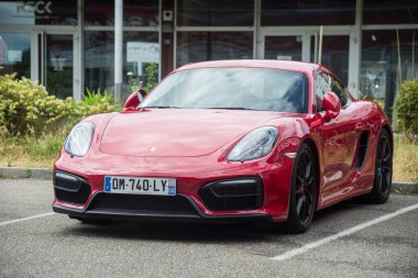  Lutterbach - Fransa - 5 Haziran 2022 - Caddeye park edilmiş kırmızı Porsche 911 GT3 rs 'nin ön görüntüsü