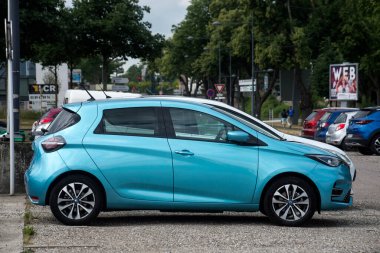 Mulhouse - Fransa - 6 Haziran 2022 - Mavi Renault Zoe elektrikli arabasının sokak manzarası