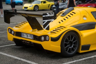 Lutterbach - Fransa - 5 Haziran 2022 - Sokakta park halindeki sarı Radikal prototip otomobilin arka görüntüsü