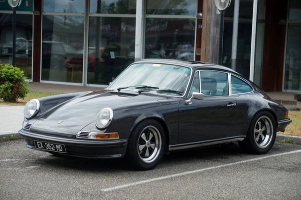Lutterbach - Fransa - 5 Haziran 2022 - Gri, klasik Porsche 911 'in ön görüntüsü sokağa park edildi