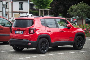 Mulhuse - Fransa - 7 Haziran 2022 - Caddeye park etmiş kırmızı Jeep kaçağının arka görüntüsü