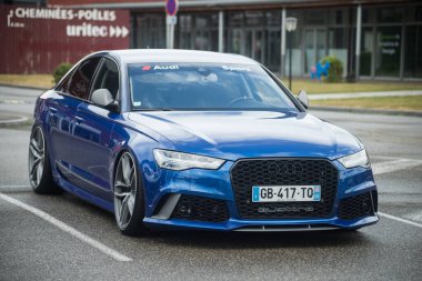 Lutterbach - Fransa - 5 Haziran 2022 - Caddeye park etmiş mavi Audi RS6 ön görüntüsü
