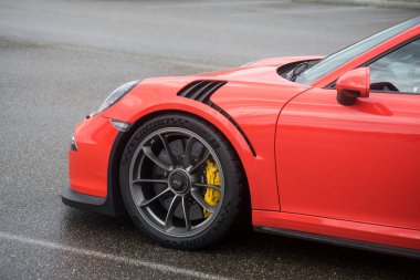 Lutterbach - Fransa - 5 Haziran 2022 - Turuncu Porsche 911 GT3 Rs 'nin ön görüntüsü