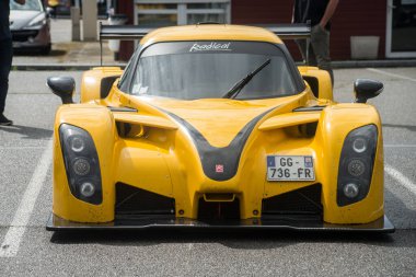 Lutterbach - Fransa - 5 Haziran 2022 - Sokakta park halindeki radikal prototip aracın ön görüntüsü