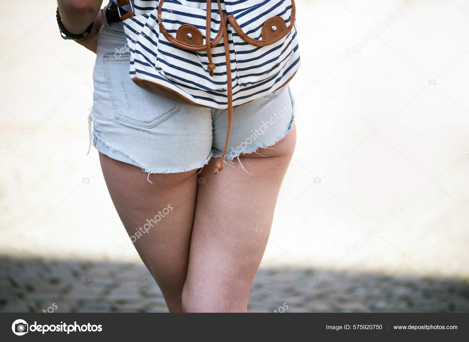 Primer Plano Mini Jeans Cortos Mujer Joven Calle: fotografía de stock ©  NeydtStock #575920750