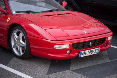 Mulhouse - Fransa - 12 Haziran 2022 - Caddeye park etmiş kırmızı ferrari 355 'in ön görüntüsü