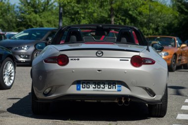 Mulhouse - Fransa - 12 Haziran 2022 - Sokağa park edilmiş yeni gri Mazda MX5 aracının arka görüntüsü